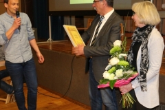 Martin überreicht Ulrich die Ernennungsurkunde zum Ehrenvorstand